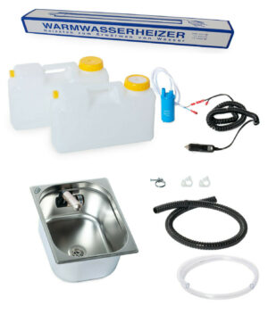 Mobile Wasserversorgung Set mit Warmwasserheizer, zwei Wasserkanistern, einer Edelstahlspüle, einer Pumpe, Schläuchen und Zubehör für Camping und Transporter-Ausbau, ideal für fließendes Wasser unterwegs.