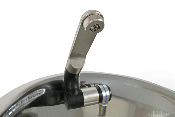 Moderne Wasserhahn für mobile Wasserversorgung, ideal für Camping und Fahrzeugausbau, ausgestattet mit hochwertigem Edelstahl und flexibler Verbindung für einfache Installation in Waschbecken oder Wasserkanistern. Perfekt für frisches Wasser und verschiedene Anwendungen im Freien.