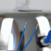 Nahaufnahme von blauen Drähten, die für die Installation von mobilen Wasserversorgungssystemen in Campingfahrzeugen oder Marktständen verwendet werden. Ideal für den Anschluss von Pumpen oder Heizstäben, um eine zuverlässige Wasserquelle zu gewährleisten.