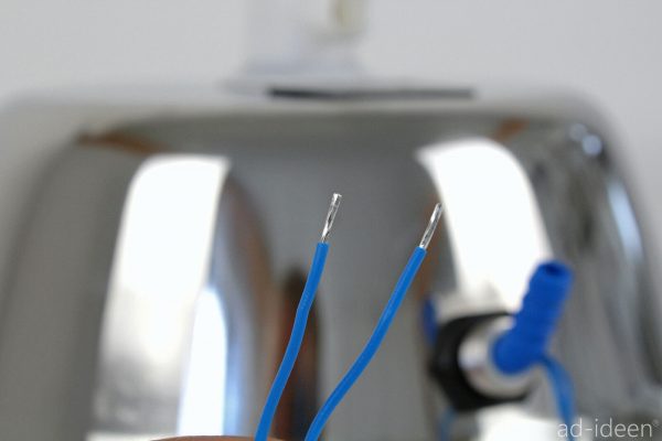 Nahaufnahme von blauen Drähten, die für die Installation von mobilen Wasserversorgungssystemen in Campingfahrzeugen oder Marktständen verwendet werden. Ideal für den Anschluss von Pumpen oder Heizstäben, um eine zuverlässige Wasserquelle zu gewährleisten.