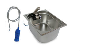 Edelstahl-Waschbecken mit Wasserpumpe für mobile Wasserversorgung im Campingbereich, ideal für den Ausbau von Bullis oder Transportern. Perfekt für Frischwasser- und Abwasserlösungen, auch für Marktstände geeignet.