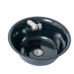 Schwarzes Waschbecken mit modernem Wasserhahn, ideal für mobile Wasserversorgung im Campingbereich oder beim Ausbau von Bullis und Transportern. Perfekt für Frisch- und Grauwasseranwendungen.