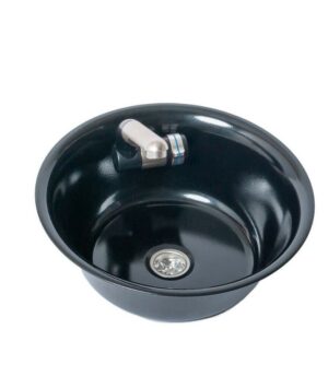 Schwarzes Waschbecken mit modernem Wasserhahn, ideal für mobile Wasserversorgung im Campingbereich oder beim Ausbau von Bullis und Transportern. Perfekt für Frisch- und Grauwasseranwendungen.