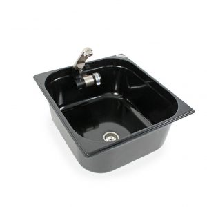 Schwarzes Waschbecken mit Wasserhahn, ideal für mobile Wasserversorgung im Campingbereich oder beim Umbau von Bullis und Transportern. Perfekt für die Integration in mobile Küchenlösungen, Marktstände und andere Anwendungen, bei denen fließendes Wasser benötigt wird.