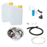 Set für mobile Wasserversorgung bestehend aus zwei Wasserkanistern, einer Edelstahlspüle, einer Wasserpumpe mit Netzteil, Schläuchen und Befestigungselementen. Ideal für Camping, Bulli-Ausbau oder Marktstände, um fließendes Wasser und Warmwasser zu gewährleisten.