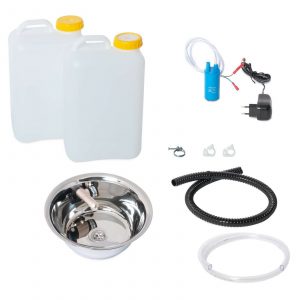 Set für mobile Wasserversorgung bestehend aus zwei Wasserkanistern, einer Edelstahlspüle, einer Wasserpumpe mit Netzteil, Schläuchen und Befestigungselementen. Ideal für Camping, Bulli-Ausbau oder Marktstände, um fließendes Wasser und Warmwasser zu gewährleisten.