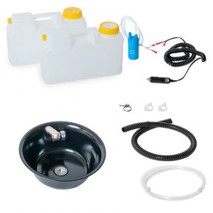 Mobile Wasserversorgung Set mit zwei Wasserkanistern, einer Pumpe, einem Waschbecken und Zubehör für Camping und Outdoor-Aktivitäten. Ideal für den Ausbau von Bullis oder Transportern, sowie für Marktstände. Enthält Frisch- und Grauwasserlösungen, inklusive Schläuchen und Anschlussmaterial.