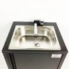 Mobiles Waschbecken mit Edelstahlbecken und moderner Armatur, ideal für den Campingbedarf, Bulli- und Transporterausbau sowie Marktstände. Perfekt für die mobile Wasserversorgung, auch mit Warmwasseroptionen erhältlich.
