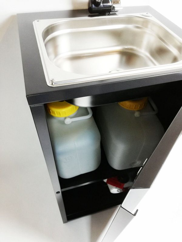 Mobiles Waschbecken für Campingbedarf mit integriertem Frisch- und Abwassertank. Ideal für den Ausbau von Bullis und Transportern, ausgestattet mit Wasserpumpe und Platz für Heizsteben. Perfekt für Marktstände oder andere Anwendungen, bei denen eine mobile Wasserversorgung benötigt wird.