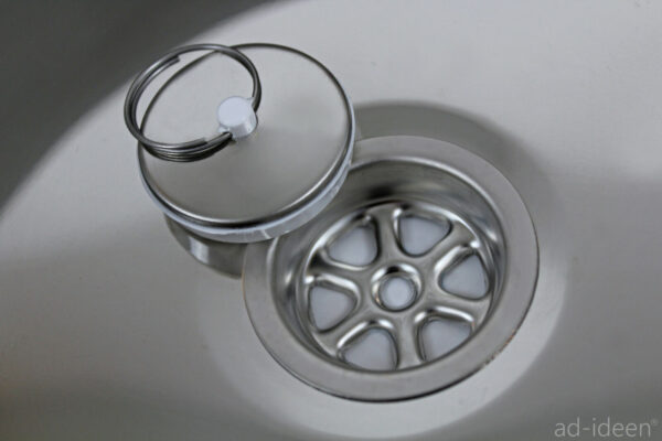 Edelstahl-Waschbecken mit Abfluss und Deckel, ideal für mobile Wasserversorgung beim Camping oder auf Marktständen. Perfekt für den Einbau in Bullis oder Transportern, geeignet für Frisch- und Grauwasseranwendungen.