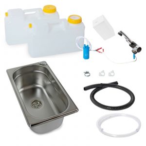 Mobile Wasserversorgungslösung mit Edelstahl-Waschbecken, zwei Wasserkanistern, Pumpe, Anschlusszubehör und Schläuchen für Campingbedarf und Transporter-Ausbau. Ideal für fließendes Wasser in mobilen Anwendungen.
