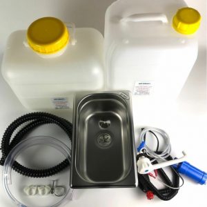 Mobile Wasserversorgung Set mit Edelstahlspüle, zwei Wasserkanistern für Frisch- und Grauwasser, flexiblen Schläuchen und einer Pumpe. Ideal für Camping, Bulli-Ausbau und Marktstände. Enthält alles für fließendes Wasser und optionale Warmwasserheizung.