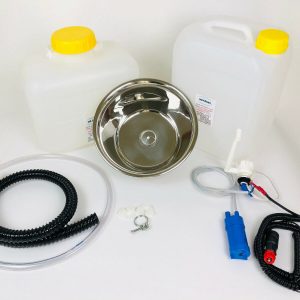 Mobile Wasserversorgung Set mit zwei Wasserkanistern, einem Edelstahlwaschbecken, Pumpen und Schläuchen für Camping und Transporter-Ausbau, ideal für fließendes Wasser in mobilen Anwendungen.