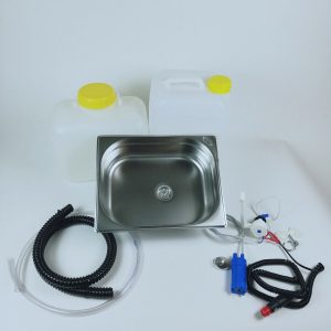 Mobile Wasserversorgungskit mit Edelstahlwaschbecken, zwei Wasserkanistern, Pumpen und Schläuchen für Camping und Transporter. Ideal für den Ausbau von Bullis oder Marktständen, inklusive Lösungen für Warmwasser.