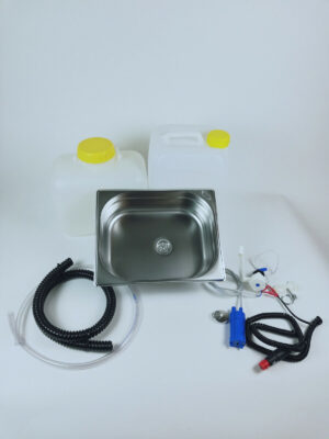 Mobile Wasserversorgungskit mit Edelstahlwaschbecken, zwei Wasserkanistern, Pumpen und Schläuchen für Camping und Transporter. Ideal für den Ausbau von Bullis oder Marktständen, inklusive Lösungen für Warmwasser.