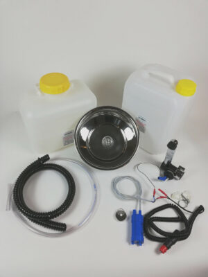 Mobile Wasserversorgung Set für Camping und Transporter: zwei Wasserkanister, Edelstahlwaschbecken, Pumpen und Zubehör für fließendes Wasser, ideal für Bulli-Ausbau und Marktstände.