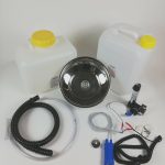 Mobile Wasserversorgungs-Kit mit zwei Wasserkanistern, einem Edelstahlwaschbecken, Schläuchen, einer Pumpe und Zubehör für Camping und mobile Anwendungen. Ideal für den Ausbau von Bullis, Transportern oder Marktständen, inklusive Lösungen für Warmwasser.