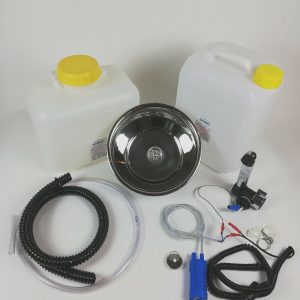 Mobile Wasserversorgungs-Kit mit zwei Wasserkanistern, einem Edelstahlwaschbecken, Schläuchen, einer Pumpe und Zubehör für Camping und mobile Anwendungen. Ideal für den Ausbau von Bullis, Transportern oder Marktständen, inklusive Lösungen für Warmwasser.