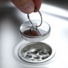 Bild eines Wasserablaufs mit einem herausnehmbaren Deckel, ideal für mobile Wasserversorgungssysteme im Campingbereich. Perfekt geeignet für den Einbau in Bullis oder Transportern, um eine praktische und hygienische Lösung für fließendes Wasser zu bieten.