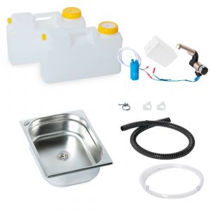 Mobile Wasserversorgung Set mit zwei Wasserkanistern, Pumpe, Spüle, flexiblen Schläuchen und Zubehör für Campingbedarf und Transporterumbauten. Ideal für fließendes Wasser in Fahrzeugen, Marktständen und anderen mobilen Anwendungen.