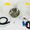 Mobiles Wasserversorgungssystem mit zwei Wasserkanistern, einer Edelstahlspüle, Schläuchen und einer Pumpe. Ideal für Camping, Bulli-Ausbau und Marktstände, bietet eine praktische Lösung für fließendes Wasser, auch mit Warmwasseroption.