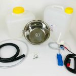 Mobiles Wasserversorgungssystem mit zwei Wasserkanistern, einer Edelstahlspüle, Schläuchen und einer Pumpe. Ideal für Camping, Bulli-Ausbau und Marktstände, bietet eine praktische Lösung für fließendes Wasser, auch mit Warmwasseroption.