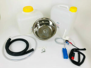 Mobiles Wasserversorgungssystem mit zwei Wasserkanistern, einer Edelstahlspüle, Schläuchen und einer Pumpe. Ideal für Camping, Bulli-Ausbau und Marktstände, bietet eine praktische Lösung für fließendes Wasser, auch mit Warmwasseroption.