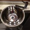 Hochwertiges Waschbecken aus Edelstahl mit modernem Wasserhahn, ideal für mobile Wasserversorgung im Campingbedarf oder beim Ausbau von Bullis und Transportern. Perfekt für die Installation in mobilen Küchen oder Marktständen.