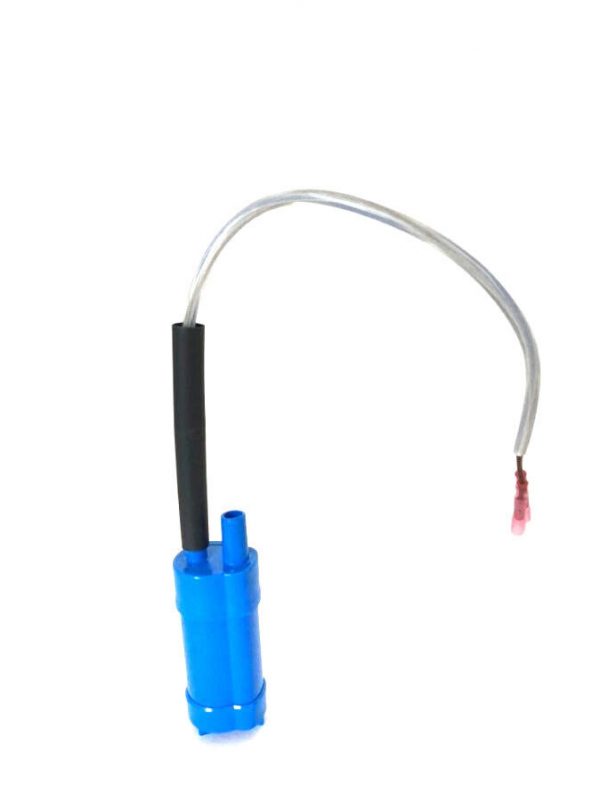 Blaues Wasserpumpen-Modul für mobile Wasserversorgung, ideal für Camping, Transporter und Marktstände. Kompakt und effizient, sorgt für fließendes Wasser, auch in Kombination mit Warmwasserheizungen. Perfekt für den Ausbau von Bullis oder Transportern.