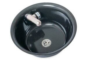 Schwarzes Waschbecken mit modernem Wasserhahn, ideal für mobile Wasserversorgung beim Camping oder für den Ausbau von Bullis und Transportern. Perfekt für die Installation in Marktständen oder anderen mobilen Anwendungen, um fließendes Wasser zur Verfügung zu stellen.