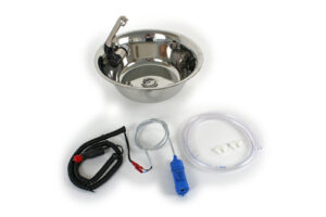 Mobiles Waschbecken-Set aus Edelstahl mit Wasserpumpe, Schläuchen und Anschlusskabeln für die mobile Wasserversorgung beim Camping oder im Transporter. Ideal für die Installation in Bullis oder Marktständen, auch geeignet für den Einsatz mit Warmwasser.