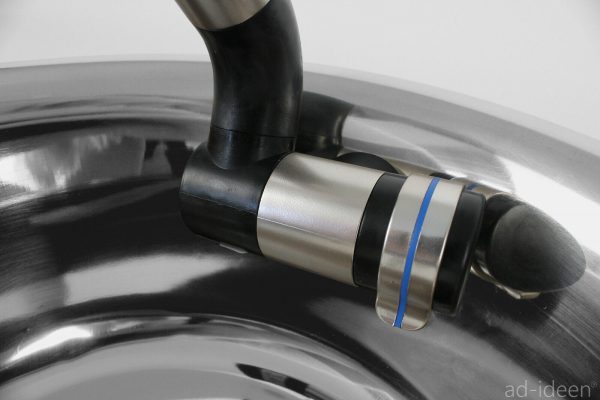 Moderne Küchenarmatur für mobile Wasserversorgung, ideal für Camping und Fahrzeugausbau. Robustes Design mit Edelstahl- und Kunststoffelementen, geeignet für Frischwasser- und Abwassertanks. Perfekt für Bulli- und Transporterausbauten sowie Marktstände.