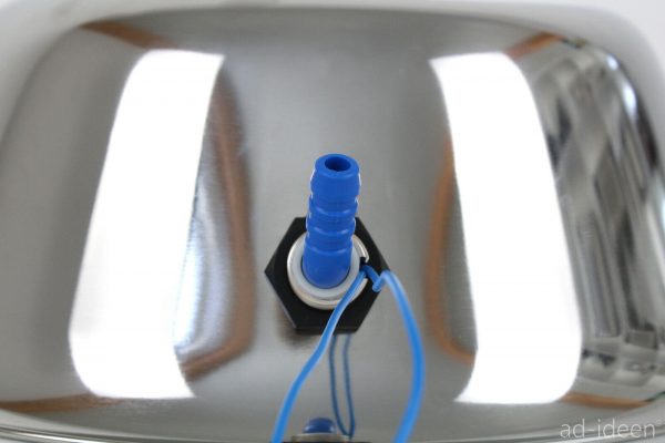 Detailaufnahme eines Wasseranschlusses mit blauer Dichtung, geeignet für mobile Wasserversorgungssysteme im Campingbedarf, ideal für Bullis und Transporter.
