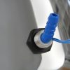 Detailaufnahme eines Wasseranschlusses mit blauer Schlauchverbindung, geeignet für mobile Wasserversorgungssysteme im Camping- und Outdoor-Bereich. Ideal für den Einbau in Bullis oder Transportern zur Nutzung von Frisch- und Grau-Wasserkanistern.