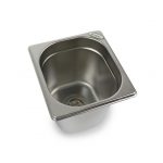 Edelstahl Waschbecken für mobile Wasserversorgung, ideal für Camping und Fahrzeugumbauten, bietet Platz für Frisch- und Abwasseranschlüsse. Perfekt für Marktstände und Outdoor-Anwendungen.