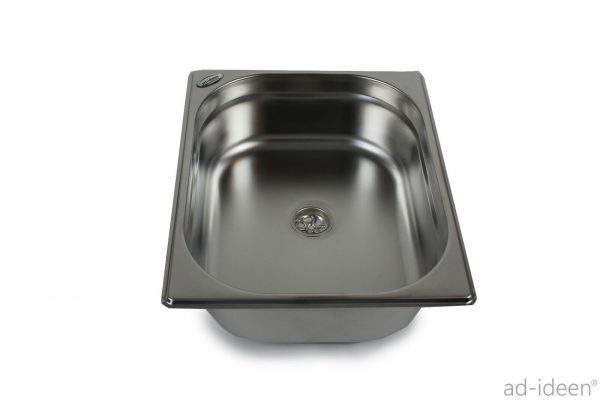 Edelstahl-Waschbecken für mobile Wasserversorgung, ideal für Camping und Fahrzeugausbau. Perfekt geeignet für den Einbau in Bullis oder Transportern, ausgestattet mit Abfluss und robustem Design.