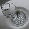Edelstahl-Waschbecken mit Abfluss und Deckel, ideal für mobile Wasserversorgung beim Camping oder Marktständen. Perfekt für Frisch- und Grauwassersysteme in Bullis und Transportern.