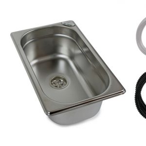 Edelstahl-Waschbecken mit Zubehör für mobile Wasserversorgung, ideal für Camping und Transporter-Ausbau. Enthält Pumpe, Schläuche und Montagematerial für einfache Installation, geeignet für Frisch- und Grauwasseranwendungen.