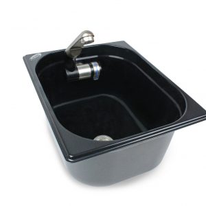 Schwarzes Waschbecken mit modernem Wasserhahn, ideal für mobile Wasserversorgung im Campingbedarf, Bulli-Ausbau oder Marktstände. Perfekt für Frisch- und Grauwasserkanisterlösungen.