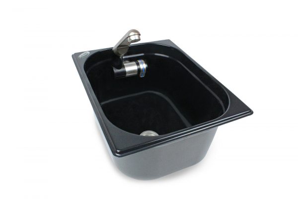 Schwarzes Waschbecken mit modernem Wasserhahn, ideal für mobile Wasserversorgung im Campingbedarf, Bulli-Ausbau oder Marktstände. Perfekt für Frisch- und Grauwasserkanisterlösungen.