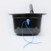 Schwarzer Wasserkanister mit Anschluss für eine mobile Wasserversorgung, ideal für Camping und den Ausbau von Bullis oder Transportern. Ausgestattet mit einem Schlauchanschluss und elektrischen Leitungen für die Verbindung mit Pumpen. Perfekt für frisches Wasser und flexible Nutzung im Freien.