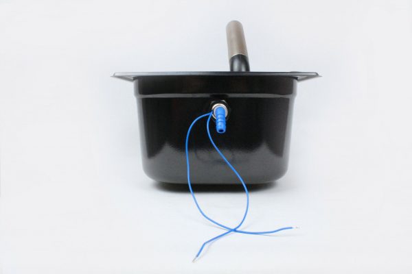 Schwarzer Wasserkanister mit Anschluss für eine mobile Wasserversorgung, ideal für Camping und den Ausbau von Bullis oder Transportern. Ausgestattet mit einem Schlauchanschluss und elektrischen Leitungen für die Verbindung mit Pumpen. Perfekt für frisches Wasser und flexible Nutzung im Freien.
