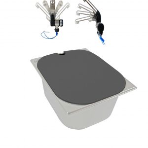 Mobiles Waschbecken-System für Campingbedarf, ideal für den Ausbau von Bullis oder Transportern. Ausgestattet mit einem funktionalen Wasseranschluss und einem eleganten Deckel, bietet es praktische Lösungen für die mobile Wasserversorgung, einschließlich der Nutzung für Marktstände und andere Anwendungen.