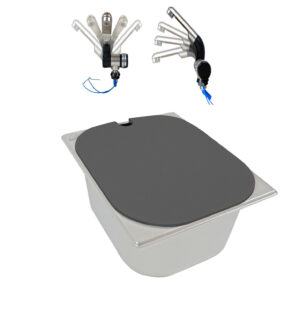 Mobiles Waschbecken-System für Campingbedarf, ideal für den Ausbau von Bullis oder Transportern. Ausgestattet mit einem funktionalen Wasseranschluss und einem eleganten Deckel, bietet es praktische Lösungen für die mobile Wasserversorgung, einschließlich der Nutzung für Marktstände und andere Anwendungen.