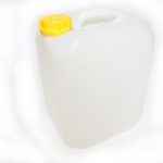 Transparenter Wasserkanister mit gelbem Schraubverschluss, ideal für mobile Wasserversorgung beim Camping, Transporter-Ausbau oder Marktstände. Perfekt zur Aufbewahrung von Frischwasser.