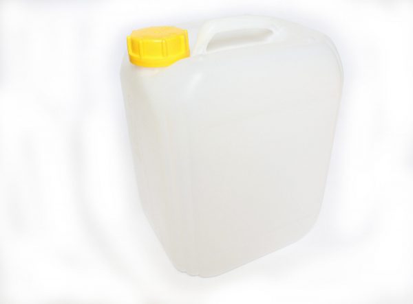 Transparenter Wasserkanister mit gelbem Schraubverschluss, ideal für mobile Wasserversorgung beim Camping, Transporter-Ausbau oder Marktstände. Perfekt zur Aufbewahrung von Frischwasser.
