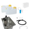 Mobile Wasserversorgung für Campingbedarf: Edelstahl-Waschbecken, zwei transparente Wasserkanister, Pumpe, Schlauch und Zubehör für flexibles Wasserhandling im Bulli oder Transporter. Ideal für Marktstände und Outdoor-Aktivitäten.