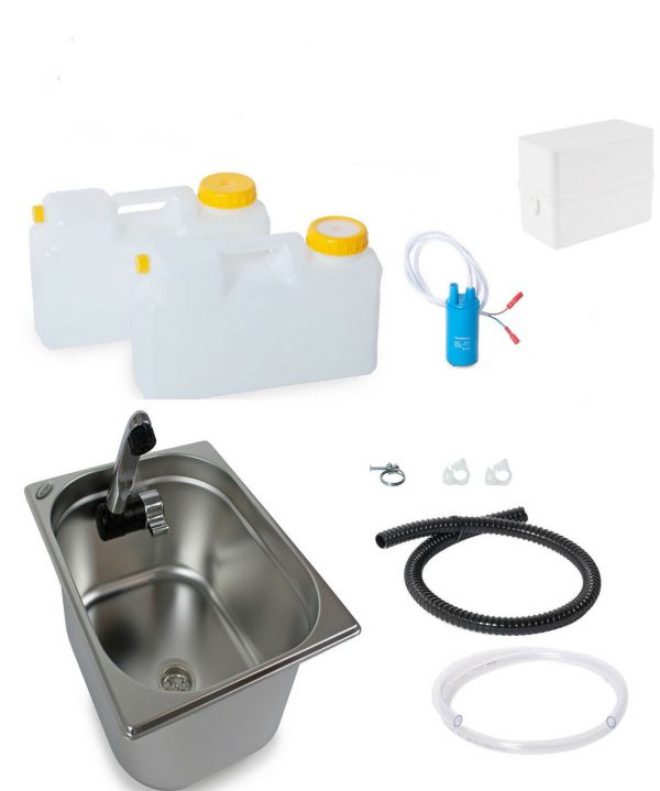 Mobile Wasserversorgung für Campingbedarf: Edelstahl-Waschbecken, zwei transparente Wasserkanister, Pumpe, Schlauch und Zubehör für flexibles Wasserhandling im Bulli oder Transporter. Ideal für Marktstände und Outdoor-Aktivitäten.