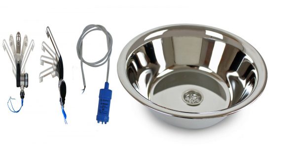 Edelstahl Waschbecken mit passender Pumpe und Anschlusskabel, ideal für mobile Wasserversorgung im Campingbereich oder Marktstände. Perfekt für den Umbau von Bullis und Transportern, um frisches Wasser und Abwasser effizient zu nutzen.