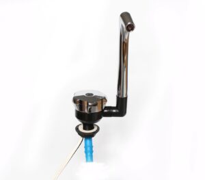 Eleganter Wasserhahn für mobile Wasserversorgung, ideal für Campingbedarf und den Ausbau von Bullis oder Transportern. Perfekt für den Anschluss an Frischwasser- und Grauwassertanks, sorgt für fließendes Wasser in mobilen Anwendungen.